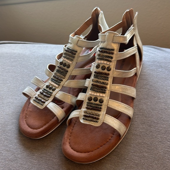 New Women’s size 11 Gladia  style sandals - Picture 2 of 6